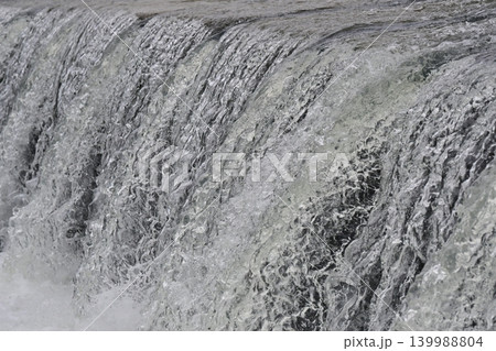 河川の氾濫・増水　溢水　越水　A river overflows 139988804