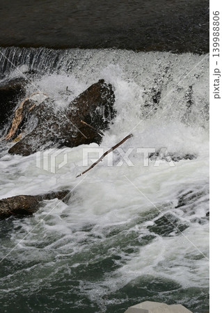 河川の氾濫・増水　溢水　越水　A river overflows 139988806