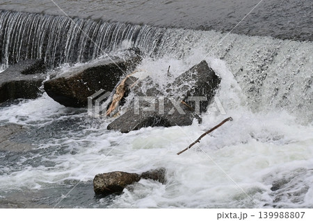 河川の氾濫・増水 溢水 越水 A river overflows 河川の氾濫・増水 溢水 越水 A river overflows 139988807