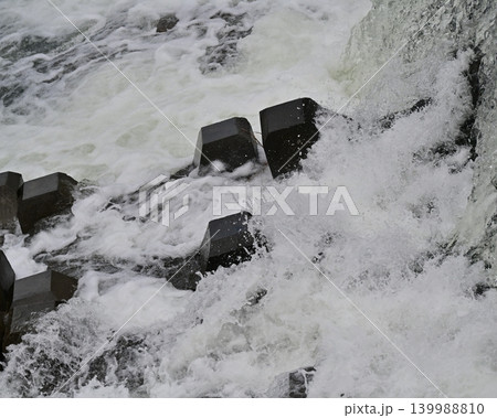 河川の氾濫・増水　溢水　越水　A river overflows 139988810