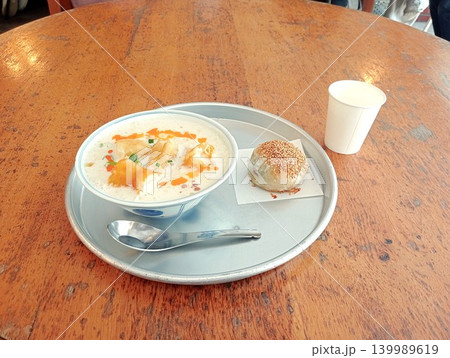 台湾の定番朝食 温かい豆乳スープと胡麻餅 台湾の定番朝食 温かい豆乳スープと胡麻餅 139989619