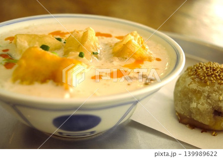 豆乳スープと台湾パンの朝食 豆乳スープと台湾パンの朝食 139989622
