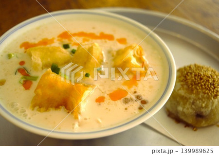 台湾朝ごはん 鹹豆漿と胡麻パン 台湾朝ごはん 鹹豆漿と胡麻パン 139989625