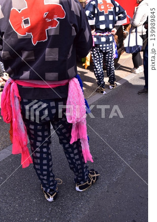 愛知県の犬山市 春の犬山祭りに参加する男性達 伝統的な法被と草鞋と派手な帯を身に付けている姿 愛知県の犬山市 春の犬山祭りに参加する男性達 伝統的な法被と草鞋と派手な帯を身に付けている姿 139989845