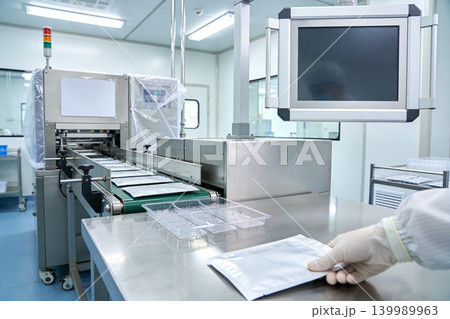 Automated packaging line in a sterile cleanroom environment with conveyor belt Automated packaging line in a sterile cleanroom environment with conveyor belt 139989963