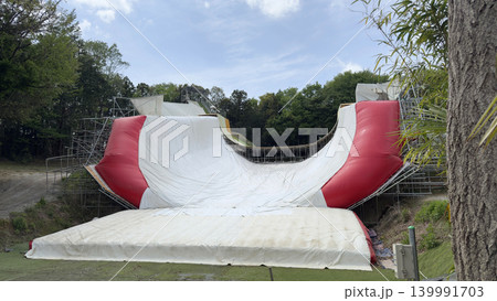 スキーとボードのフリースタイル夏の練習場　 139991703