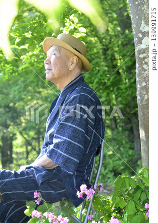 田舎暮らしで森林浴をしている老人 139991715