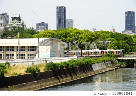 大阪環状線と大阪城 大阪環状線と大阪城 139991841