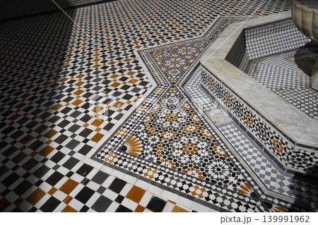 イスラム建築のタイルの模様 139991962