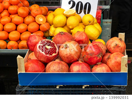 Citrus fruits on market 139992031
