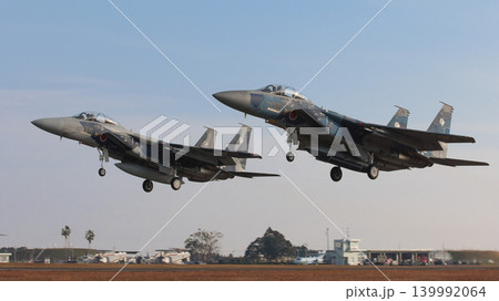 編隊離陸する航空自衛隊飛行教導群F-15DJイーグル 編隊離陸する航空自衛隊飛行教導群F-15DJイーグル 139992064