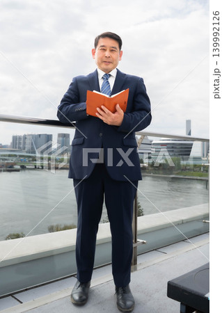 手帳を持つビジネスマン 手帳を持つビジネスマン 139992126