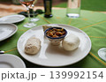 ワインのおつまみの山羊のチーズ 139992154