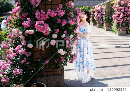 薔薇に囲まれた美しい女性 薔薇に囲まれた美しい女性 139992353