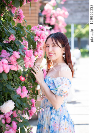 花の前に立つ女性 花の前に立つ女性 139992358