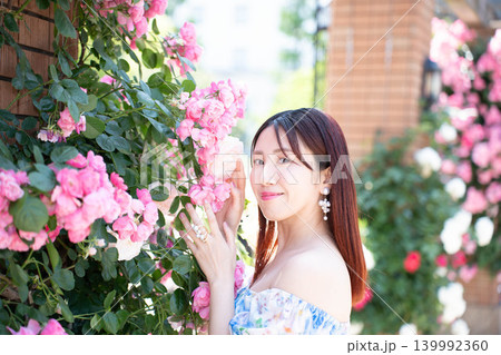 薔薇に囲まれた若い女性 薔薇に囲まれた若い女性 139992360
