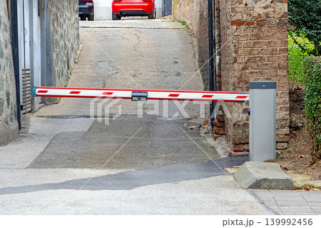 Electric entrance security ramp 139992456