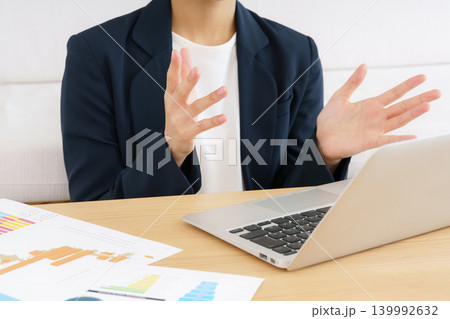 ノートパソコンでビデオ通話する若い日本人女性の身振り手振りの手元のアップ ノートパソコンでビデオ通話する若い日本人女性の身振り手振りの手元のアップ 139992632