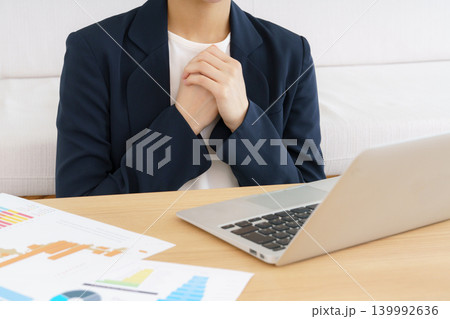ノートパソコンでビデオ通話する若い日本人女性の身振り手振りの手元のアップ ノートパソコンでビデオ通話する若い日本人女性の身振り手振りの手元のアップ 139992636