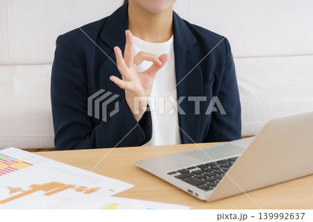 ノートパソコンでビデオ通話する若い日本人女性の身振り手振りの手元のアップ ノートパソコンでビデオ通話する若い日本人女性の身振り手振りの手元のアップ 139992637