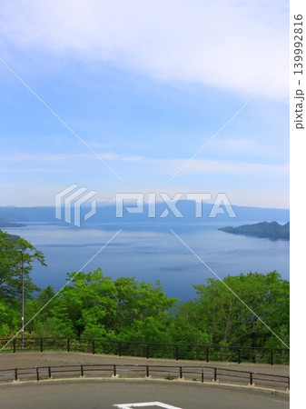 新緑の十和田湖(発荷峠展望台より・縦構図) 新緑の十和田湖(発荷峠展望台より・縦構図) 139992816