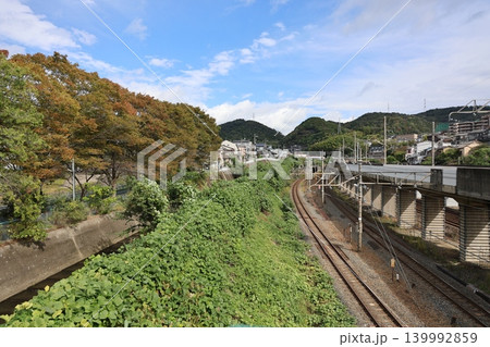 秋の紅葉と線路 秋の紅葉と線路 139992859