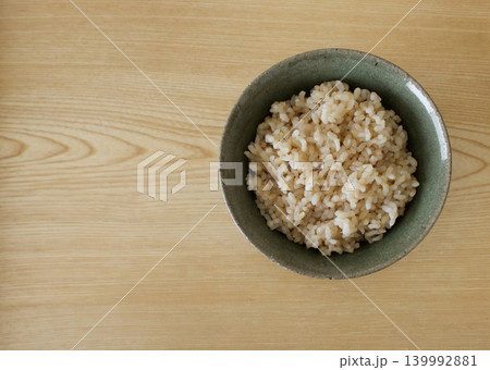 玄米ご飯と木の板の余白俯瞰 139992881