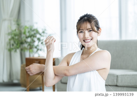 自宅でトレーニングする若い女性　カメラ目線 139993139