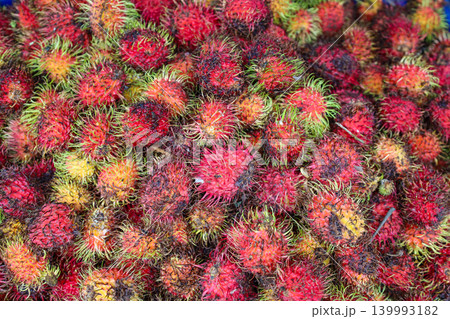 タイの市場で売られているランブータン タイの市場で売られているランブータン 139993182