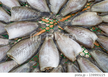 タイの市場で売られている干物魚 139993225