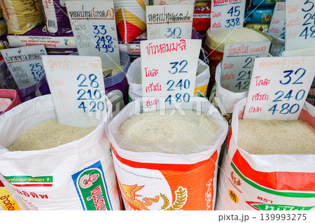 タイの市場で売られているお米 139993275