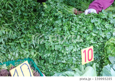 タイの市場で売られている野菜と香草 139993285
