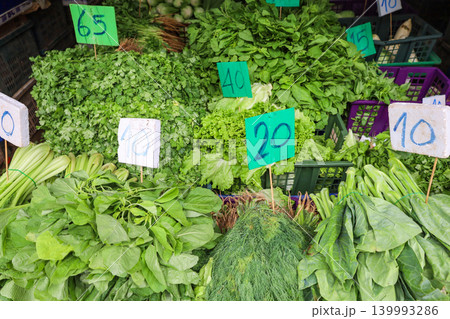 タイの市場で売られている野菜と香草 タイの市場で売られている野菜と香草 139993286