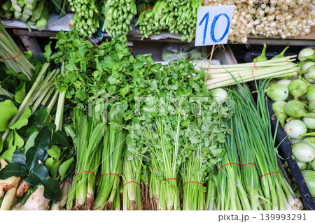 タイの市場で売られている野菜と香草 139993291