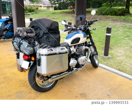 荷物を満載したクラシックタイプの大型バイク 荷物を満載したクラシックタイプの大型バイク 139993531