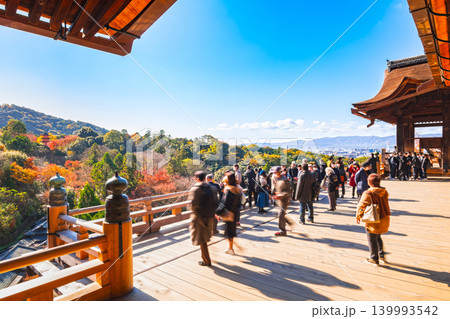 秋の京都　清水の舞台　※一部ソフトフォーカス 139993542