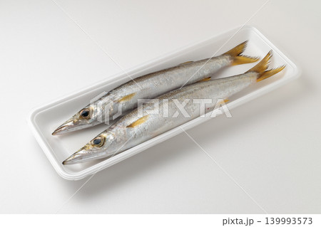 白背景にトレー入りの赤カマス2匹を配置した鮮魚商品写真 白背景にトレー入りの赤カマス2匹を配置した鮮魚商品写真 139993573