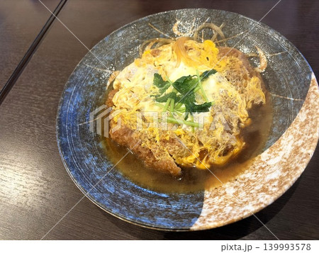 出汁の旨味が染み込んだ絶品カツ煮皿 139993578