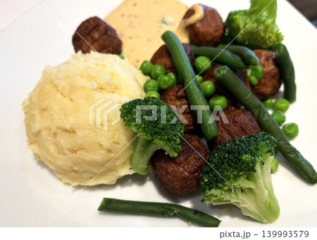 ミートボールとマッシュポテトの洋食プレート ミートボールとマッシュポテトの洋食プレート 139993579