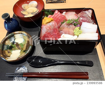 お吸い物と楽しむ豪華海鮮丼の和食御膳 お吸い物と楽しむ豪華海鮮丼の和食御膳 139993586