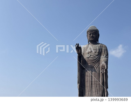青空を背景に佇む雄大な大仏の上半身 青空を背景に佇む雄大な大仏の上半身 139993689