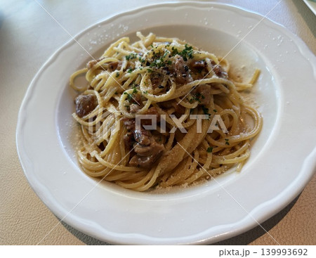 粉チーズと黒胡椒が香る濃厚肉ソースパスタ 139993692
