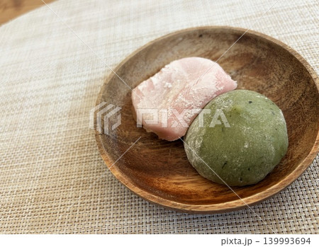 木製のお皿に並んだピンクと緑の可愛い大福 木製のお皿に並んだピンクと緑の可愛い大福 139993694