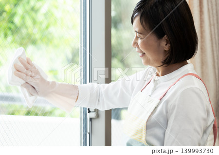 窓の掃除をする女性 139993730