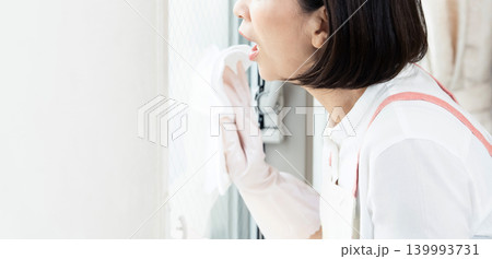 窓の掃除をする女性 窓の掃除をする女性 139993731