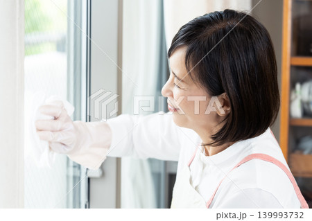 窓の掃除をする女性 窓の掃除をする女性 139993732