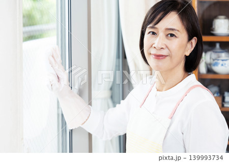 窓の掃除をする女性 窓の掃除をする女性 139993734