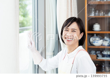 窓の掃除をする女性 窓の掃除をする女性 139993735