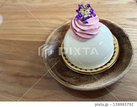 上品な紫の花を添えたベリーのムースケーキ 139993792