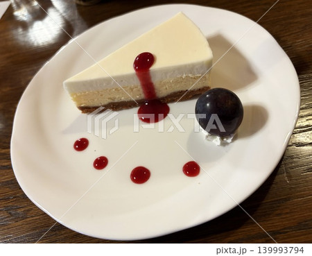 ベリーソースで飾られた濃厚レアチーズケーキ 139993794